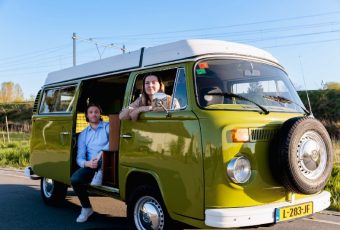 Lotte en Job met Oscar, één van de kampeerbusjes die ze verhuren