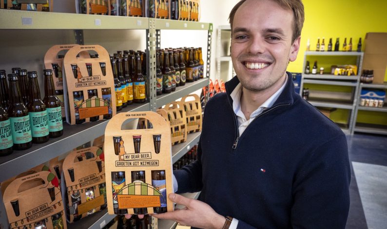 John Geluk met een van de vele bieren die My Dear Beer aanbiedt