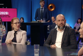 Links aan tafel Bridget Kievits, in het midden Rob Verhofstad en geheel rechts presentator Eva Eikhout (screenshot)