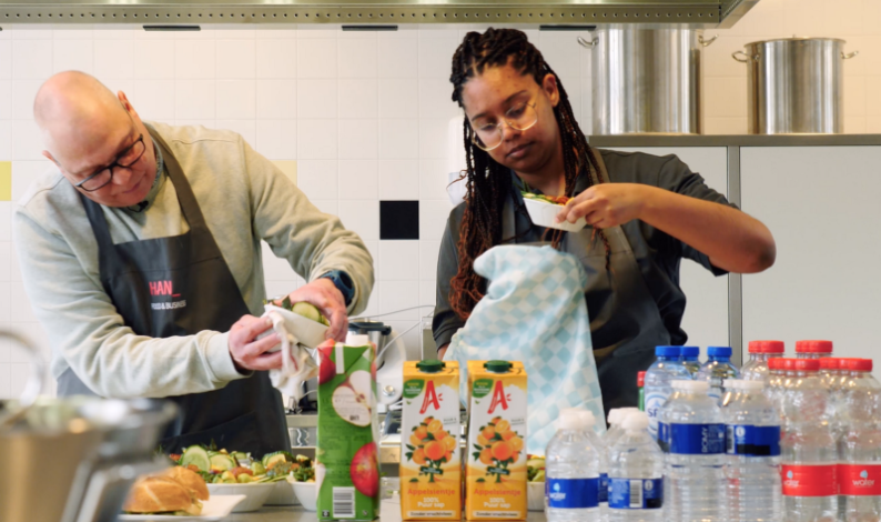 Paul Lange (links) met een student aan het werk in de keuken van Food & Business (locatie: Bisschop Hamerhuis) (screenshot)