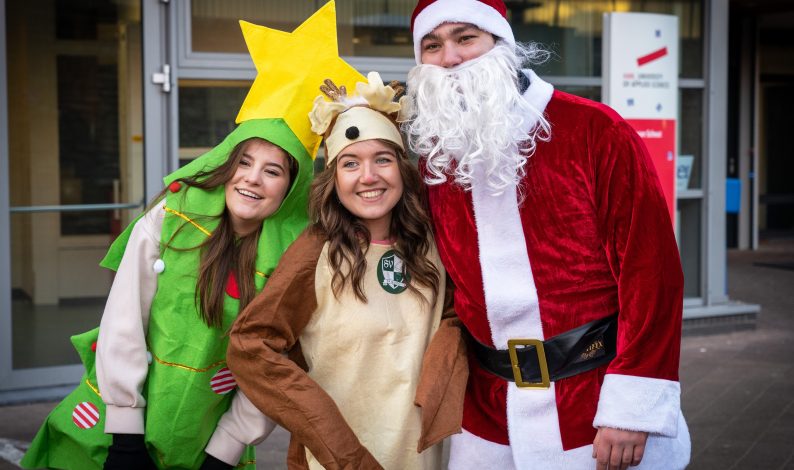 Studenten in blije kerst outfits