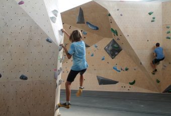 Jongeren op de klimmuur