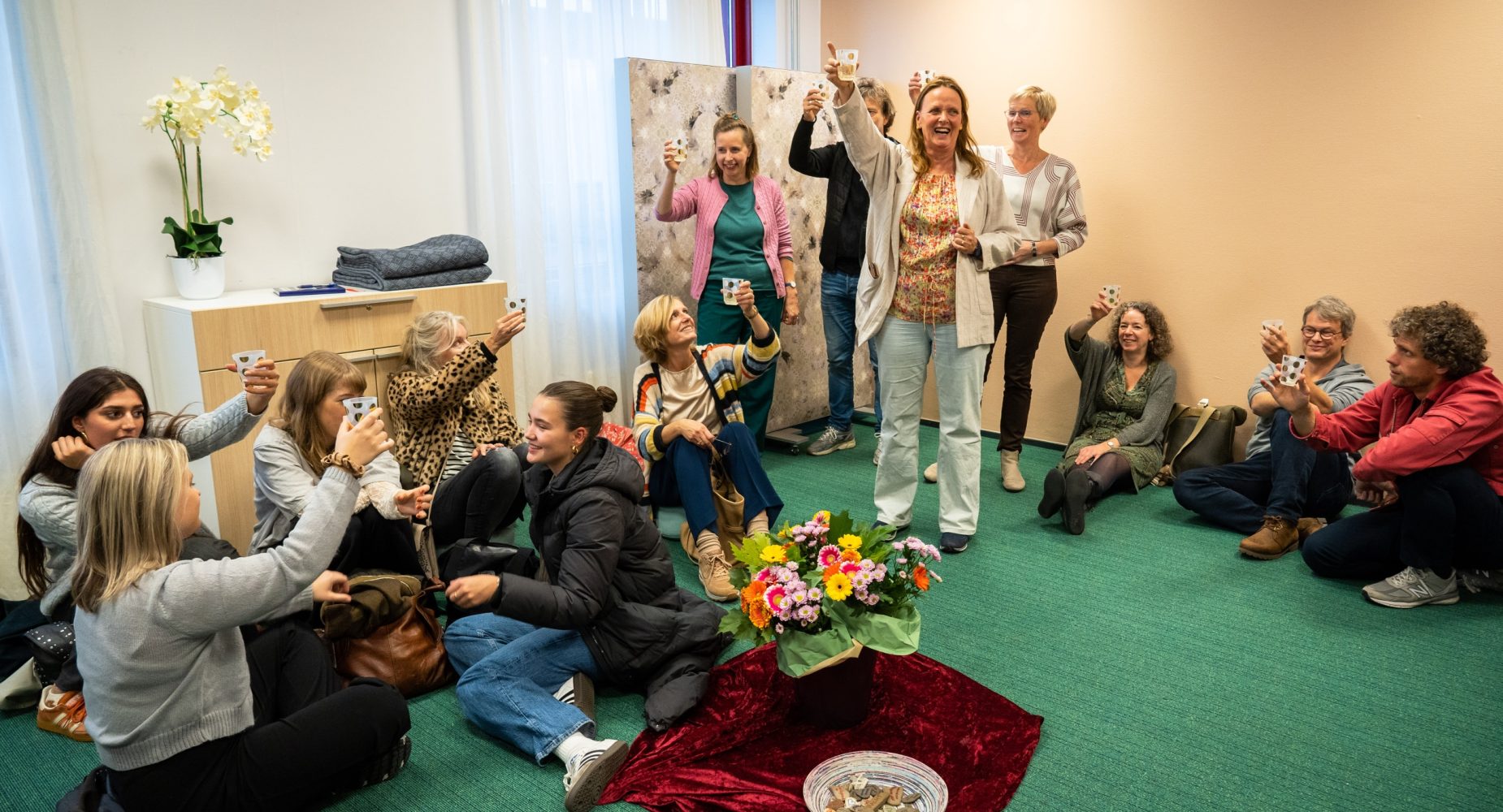 Staand op de foto, vlnr Nicole Schubert, Ancilla van Steekelenburg en Ine Jakobs