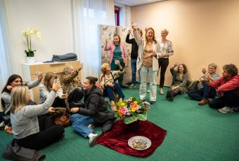 Staand op de foto, vlnr Nicole Schubert, Ancilla van Steekelenburg en Ine Jakobs