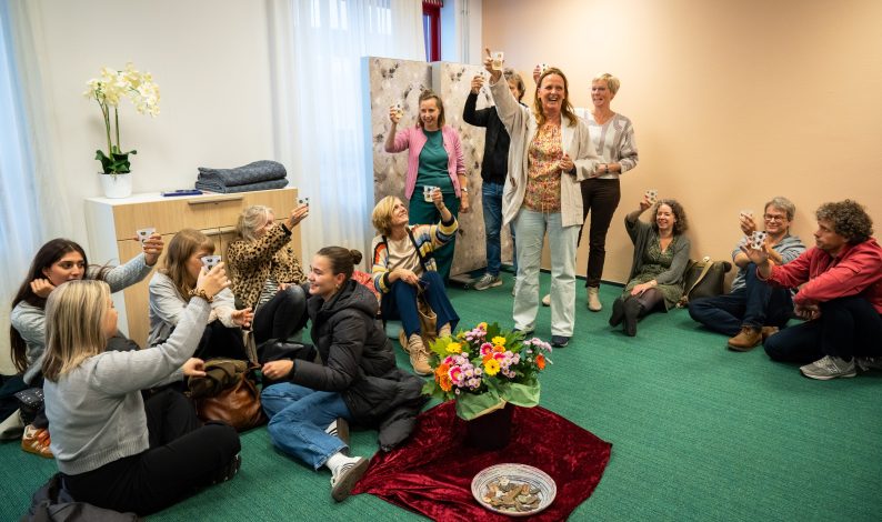 Staand op de foto, vlnr Nicole Schubert, Ancilla van Steekelenburg en Ine Jakobs