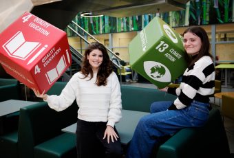 HAN-student Kiek Bielschowsky (l.) en Green Office-communicatiemedewerker Amber van Rossum, van de Keuzemodule Innoveren met impact