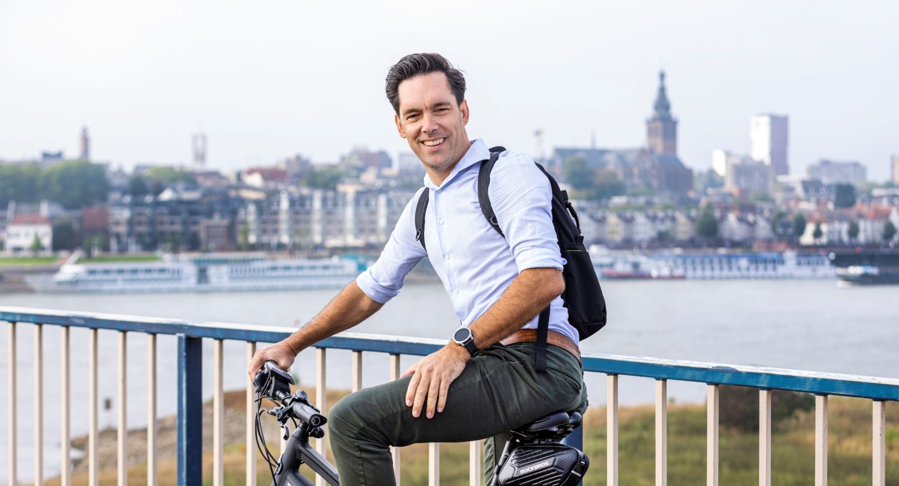 Daan Moerkerk, coördinator Duurzaamheid op de fietsbrug boven de Waal (Nijmegen)