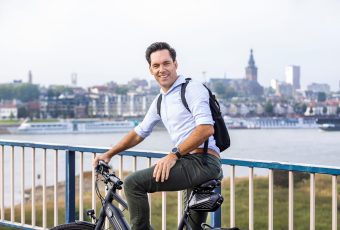 Daan Moerkerk, coördinator Duurzaamheid op de fietsbrug boven de Waal (Nijmegen)