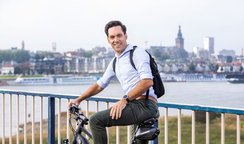 Daan Moerkerk, coördinator Duurzaamheid op de fietsbrug boven de Waal (Nijmegen)