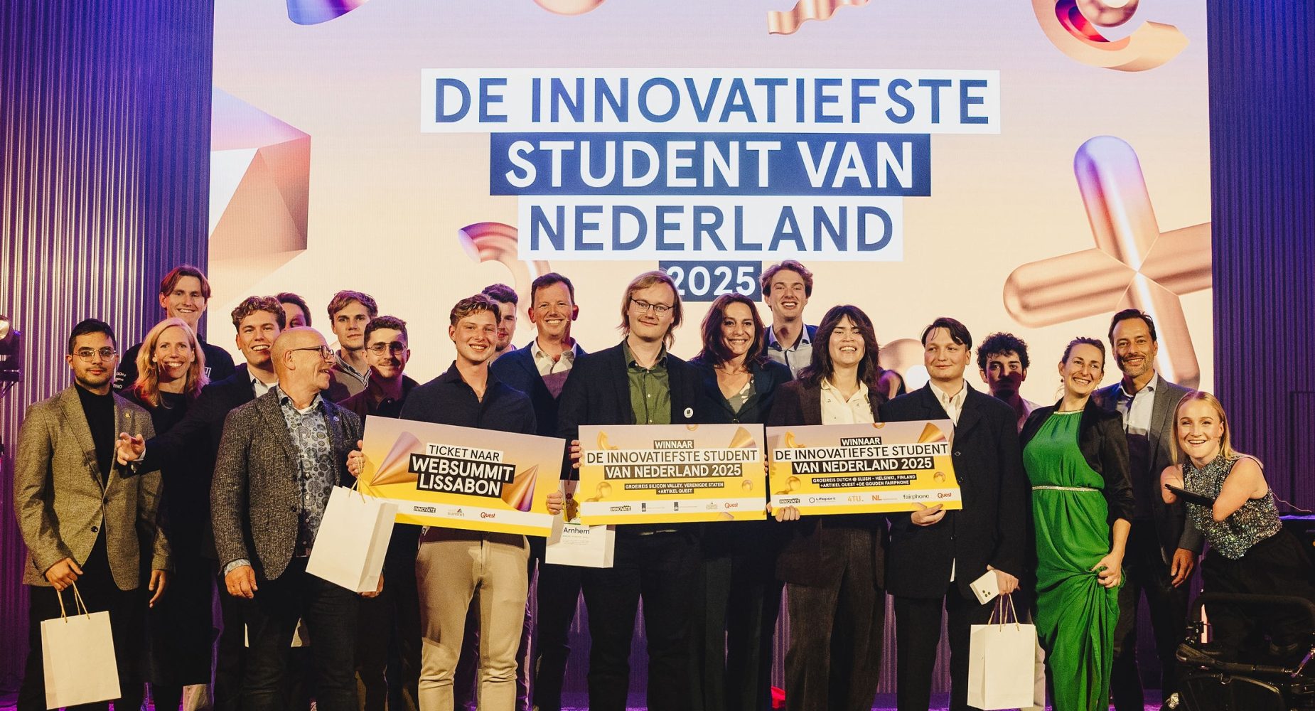 Winnaar en HAN-student Bas Emaus (midden, met groen overhemd), runner-up en HAN-student Richard Lens (links naast hem) en andere finalisten van De Innovatiefste Student van Nederland 2025