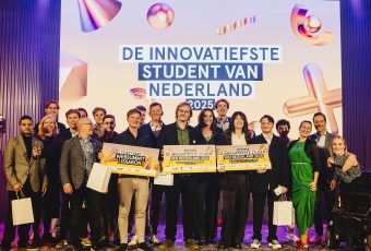 Winnaar en HAN-student Bas Emaus (midden, met groen overhemd), runner-up en HAN-student Richard Lens (links naast hem) en andere finalisten van De Innovatiefste Student van Nederland 2025