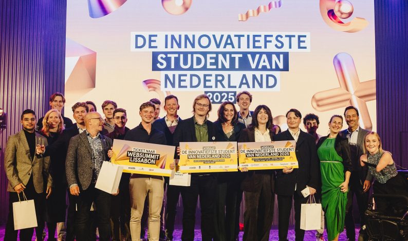 Winnaar en HAN-student Bas Emaus (midden, met groen overhemd), runner-up en HAN-student Richard Lens (links naast hem) en andere finalisten van De Innovatiefste Student van Nederland 2025