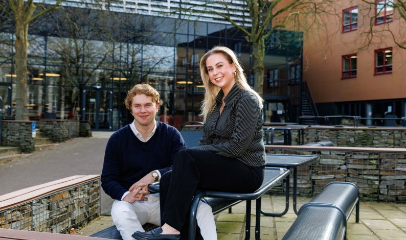 HAN-studenten Yorben de Keijzer (.) en Dunja van Amerongen